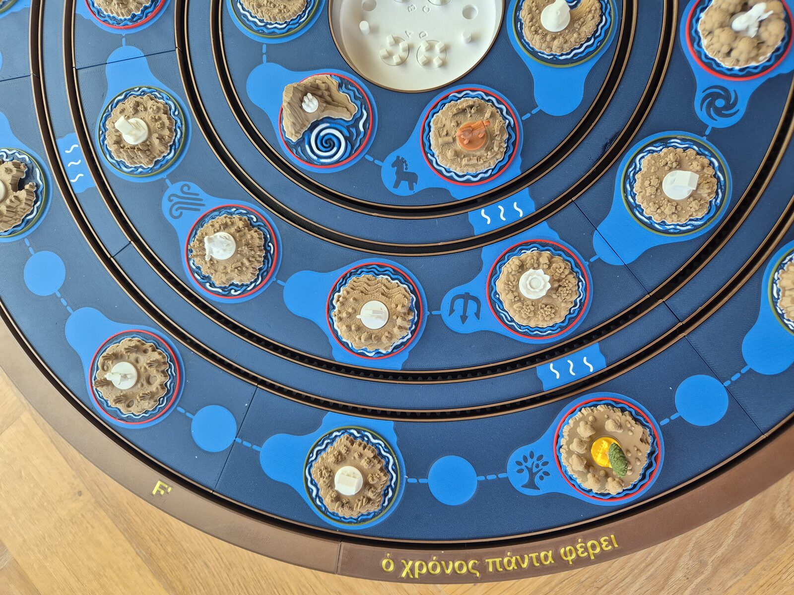 Close-up of the concentric route rings and island tiles.